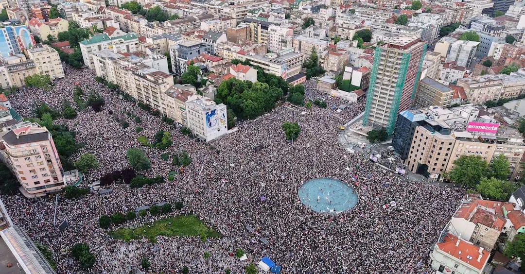 Jehonë revoltës për dorëheqjen e Ramës  Media italiane  Protestat në Tiranë  Beograd dhe Sarajevë po krijojnë një  Pranverë të   