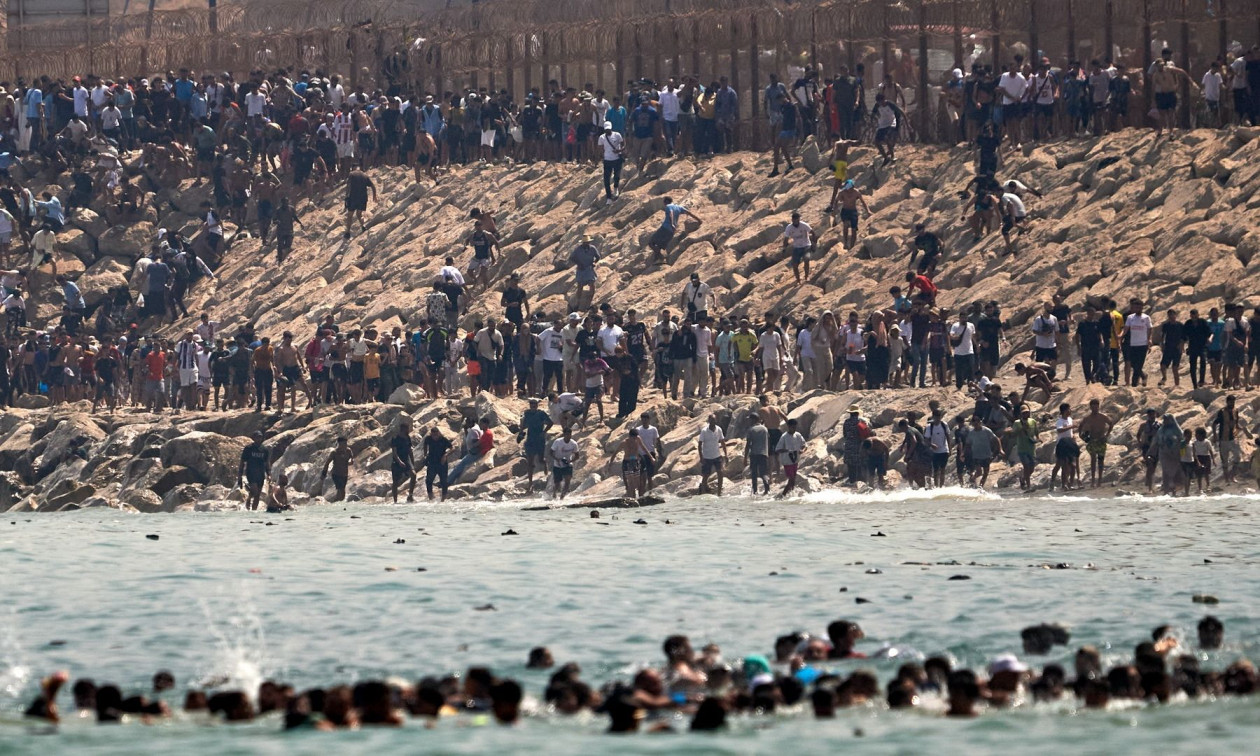 Enklava Ceuta në Spanjë në alarm  Mijëra emigrantë hyjnë nga Maroku  ushtria zbret në terren  humbin jetën 18 persona
