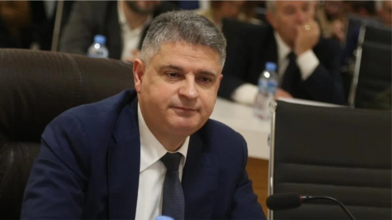 I pari që hyn në garë  Adnan Xholi dorëzon kandidaturën për Prokuror të Përgjithshëm