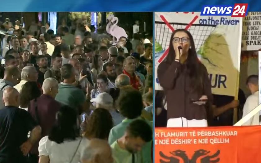  Kemi dalë për vëllezërit dhe motrat që na larguat nga Shqipëria  Aktivistja Arvina Lleshi  Ka mijëra arsye për të   