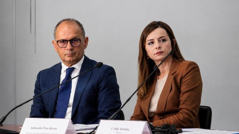U pezullua nga rektori Artan Hoxha  Gjykata Administrative vendos rikthimin në detyrë të Dorina Hoxhës