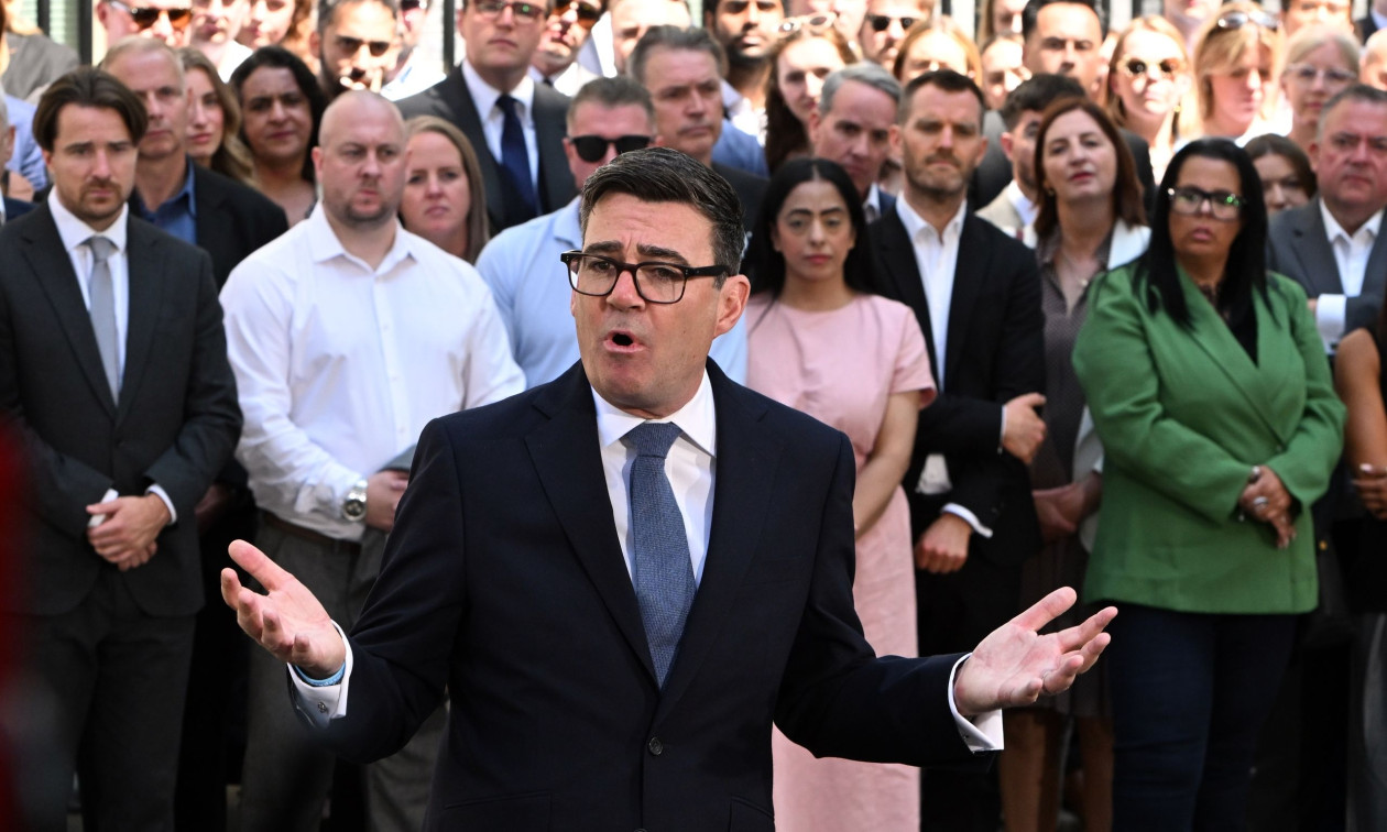  Basti  i Burnham  kryeministri i ri britanik premton ndryshimin më të madh ekonomik në 40 vjet