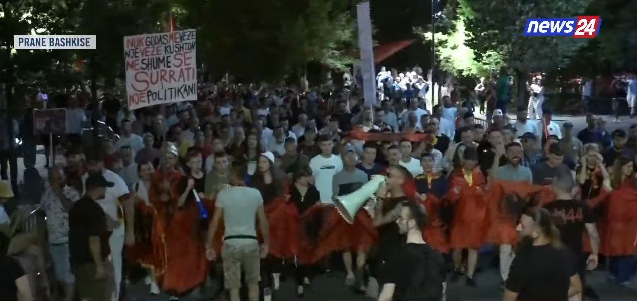 LIVE   Shqipëria kërkon revolucion   Marshim kilometrik në ditën e 42 të protestave  jehon thirrja  Arrestoni Ramën