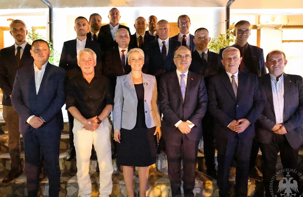 Kreu i shtetit vizitë në Luginën e Preshevës  Begaj  Të drejtat dhe liritë e shqiptarëve duhet të respektohen  Gjuha shqipe pa   