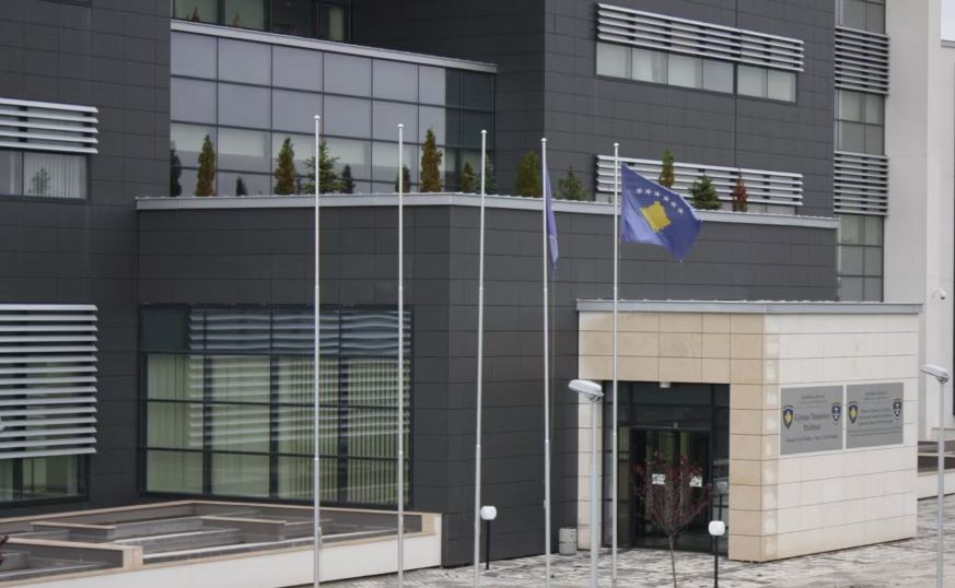 I akuzuar për arrestimin dhe keqtrajtimin e 84 civilëve në luftën e Kosovës  Gjykata e Prishtinës dënon me 12 vite burg Ekrem    