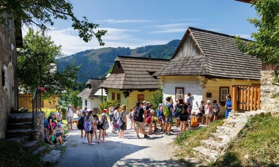 Paradoksi i turizmit  Fshati i UNESCO s me vetëm 17 banorë kërkon më pak vizitorë