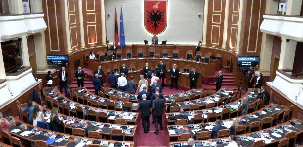 Avokati i Popullit ftohet të raportojë në Kuvend  opozita bllokon Foltoren  Peleshi njofton 5 minuta pushim