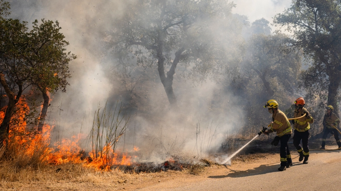 Zjarri masiv në Costa Brava  22 mijë hektarë tokë u shkrumbuan në Katalonjë  rreth 400 zjarrfikës ende në terren