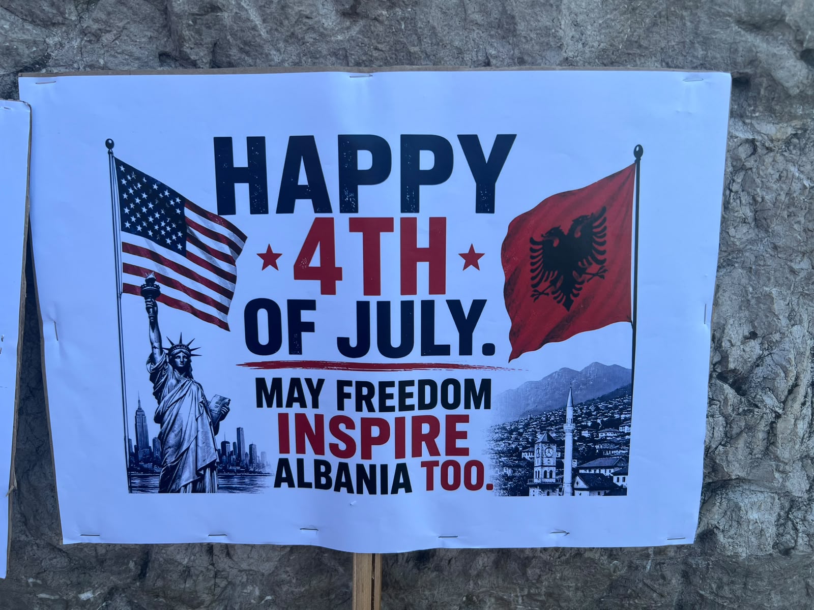 me-flamuj-amerikane-dhe-pankarta-protestuesit-i-urojne-shba-se-pavaresine-liria-juaj-na-frymezofte