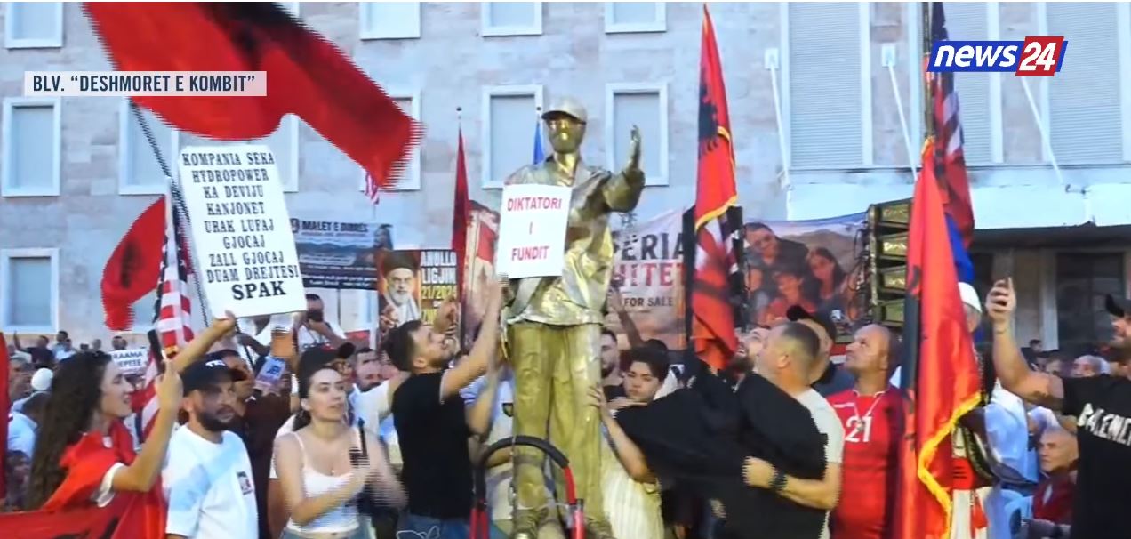 VIDEO   35 ditë revoltë   Diktatori i fundit   studentët rrëzojnë bustin e Ramës para Kryeministrisë  e godasin me shkel   