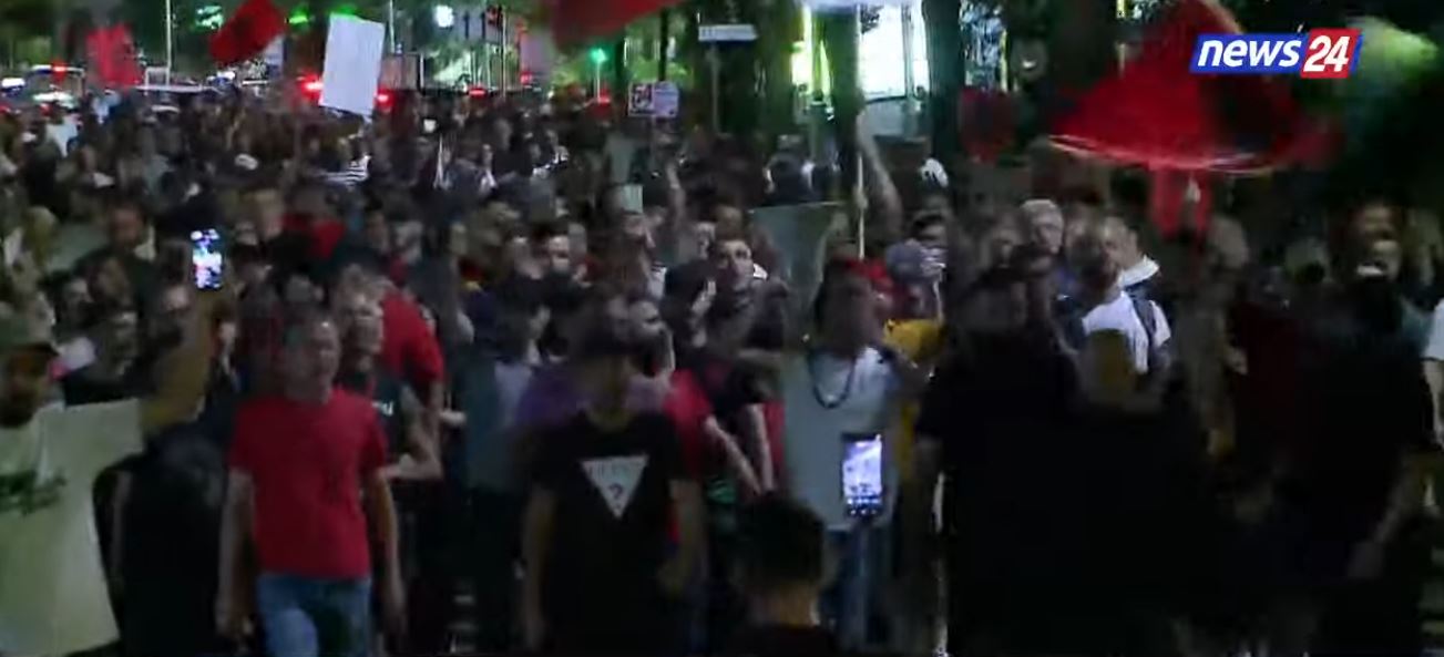 LIVE  54 ditë rezistencë  Me mijëra marshojnë në rrugët e kryeqytetit  shqiptarët kërkojnë largimin e kryeministrit  jehon thi   