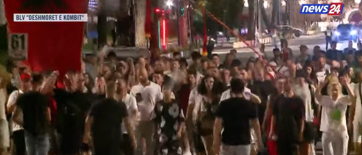 Mbyllet tubimi i 61  I bashkohet më 1 gusht protestës kombëtare  bulevardi oshëtin nga thirrjet e protestuesve  Diaspora  zemr   