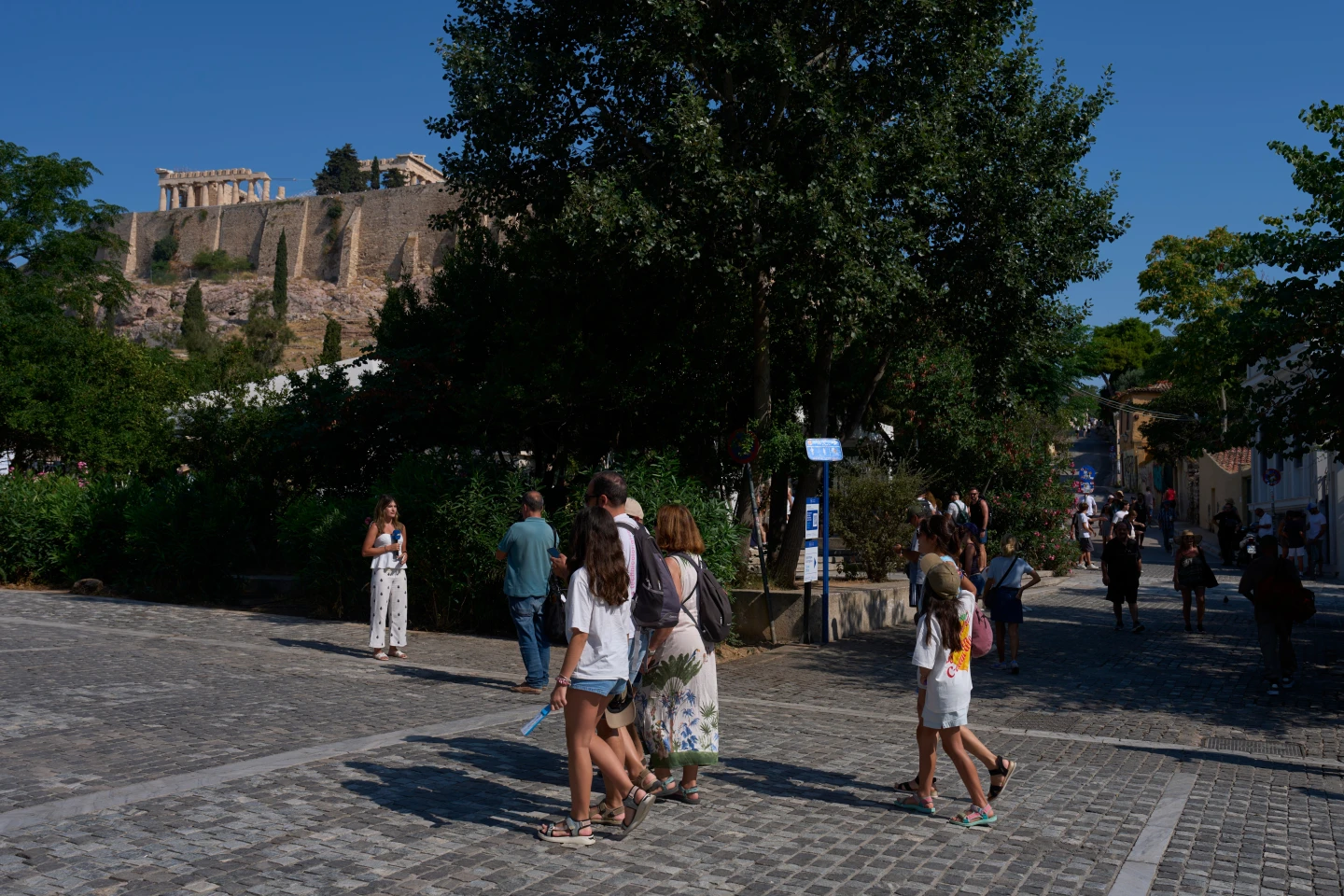 sulm-me-thike-prane-akropolit-ne-athine-plagosen-dy-turiste-amerikane