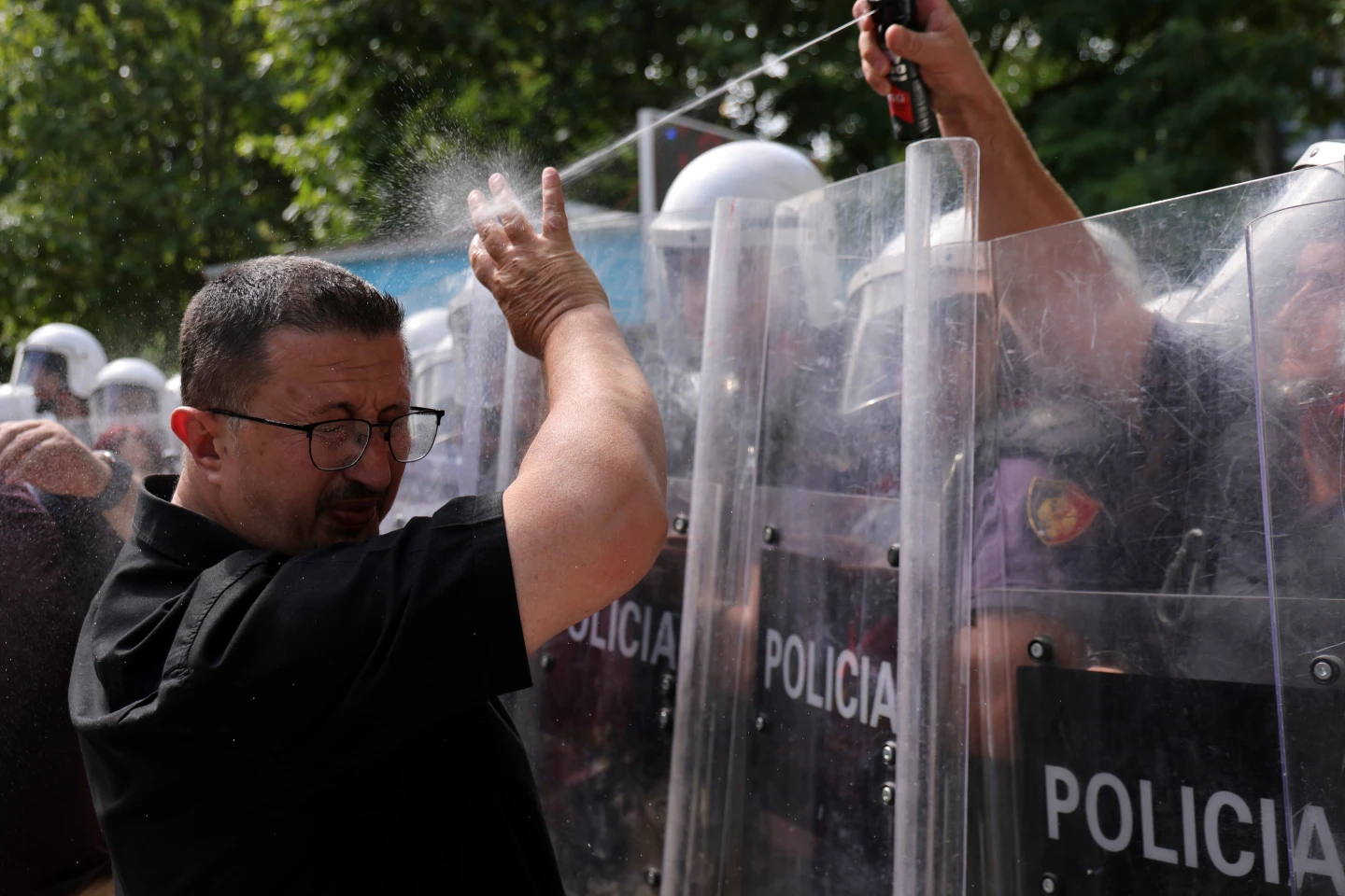protestuesit-ne-tirane-kerkojne-largimin-e-edi-rames-associated-press-policia-perdori-gaz-lotsjelles-spraj-dhe
