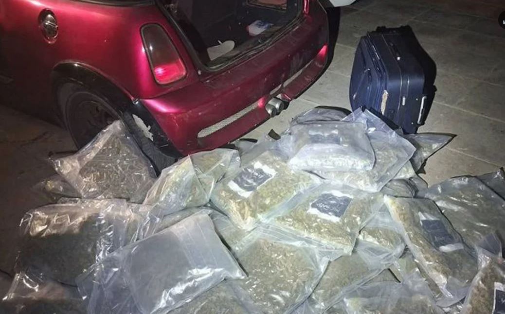 Aksion policor si në filma  Transportuan 61 kilogramë lëndë narkotike me makinë  arrestohet një person  tjetri në arrati