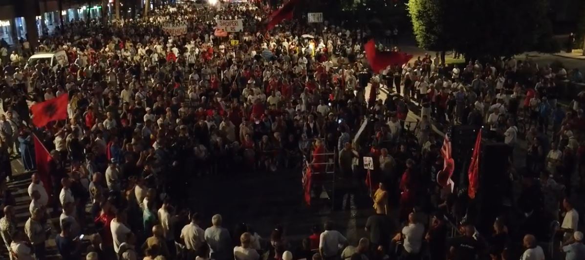 Pamje me dron  49 të ditë revoltë  sheshi para Kryeministrisë plot me protestues që kërkojnë largimin e Ramës