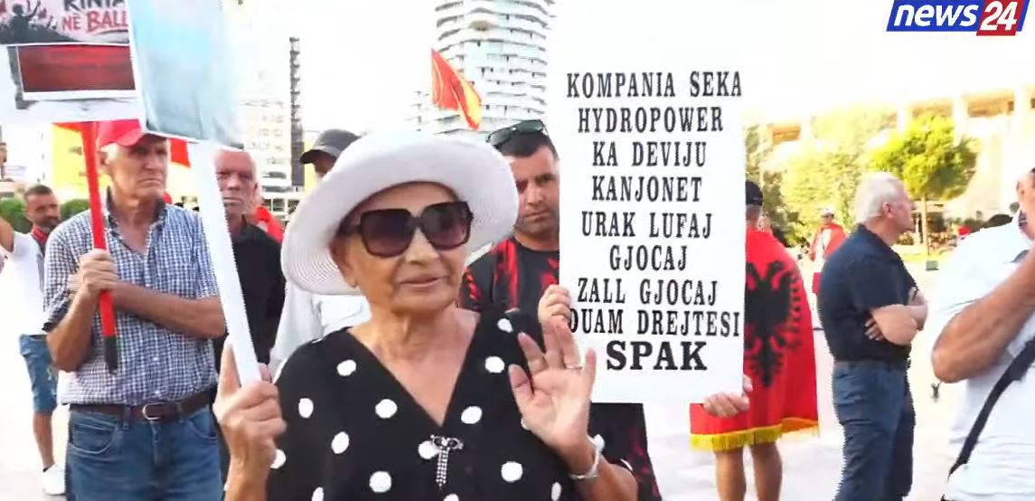 LIVE   Votat i ka vjedhur dhe del e krenohet   Thirrja revoltuese e qytetares  Të moshuarve u japin lëmoshë  për turp  Shqipta   