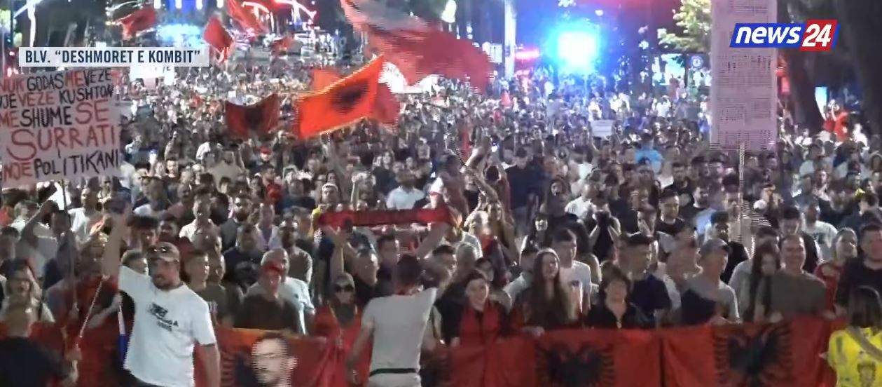 LIVE  Revolta kundër qeverisë   Kur populli bashkohet  pushtetarët dridhen në zyra   Protestuesit mesazh të prerë Ramës  Pa dh   