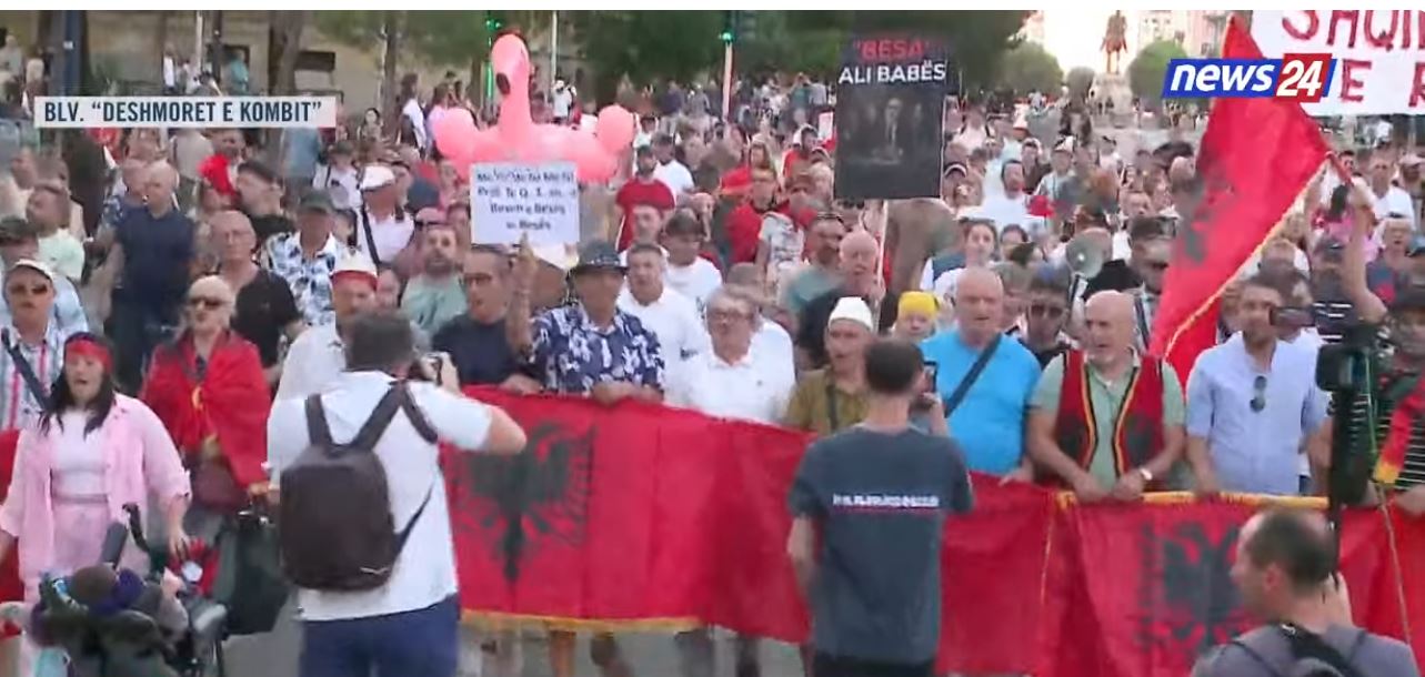 marshimi-i-pernatshem-mijera-qytetare-pershkojne-rruget-e-tiranes-ne-diten-e-54-t-te-protestes-me-thirrje-kunder-rames-e-berishes
