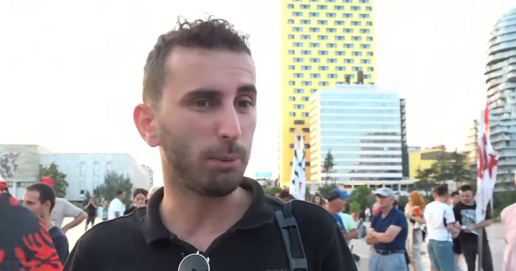  Ata që protestojnë punojnë nga mëngjesi deri në mbrëmje   Aktivisti  Rama merr rrogën nga qytetarët  kërkohet që ai të na shë   