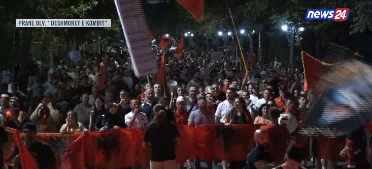 LIVE  Revolta e 49 kundër Ramës  Marshimi në Tiranë  protestuesit kalojnë pranë selisë së PD  Opozitë e shitur