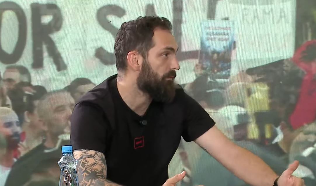  Do të qëndrosh këtu derisa të të ikin shenjat   Progni tregon episodet e dhunës në protestën para Kuvendit  Manja më fy   