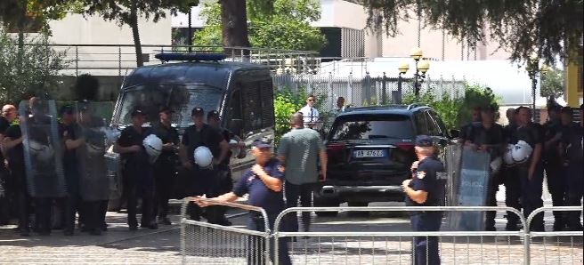 LIVE  Tensione para Kuvendit  Protestuesit sulmojnë me vezë dhe shishe uji një makinë zyrtare