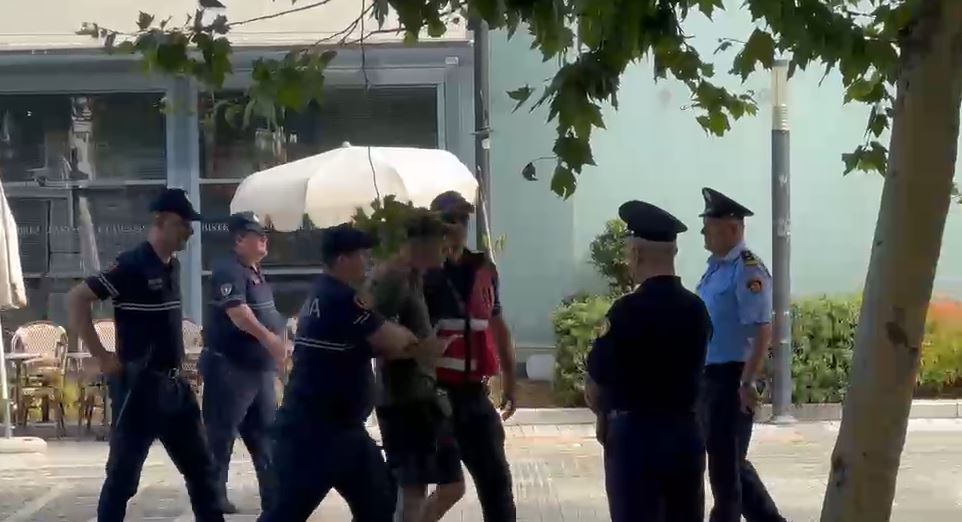 VIDEO  Tensione para Kuvendit  Një protestues ka mbetur i gjakosur  një ambulancë mbërrin para Parlamentit