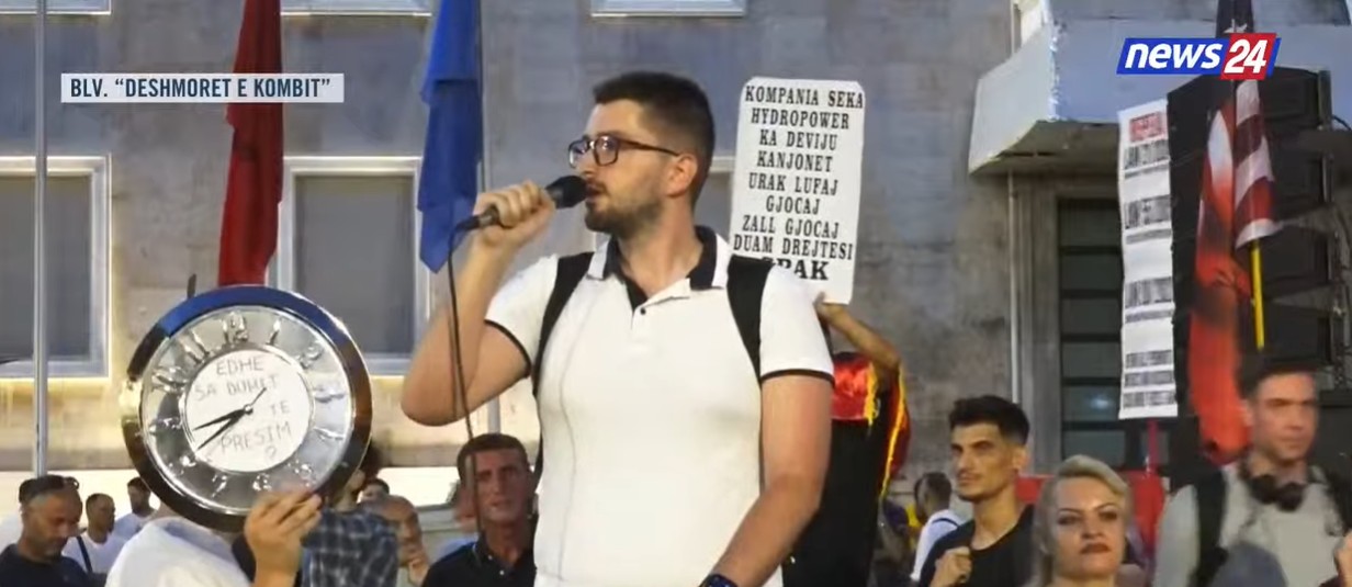 Mesazhi i fortë i të riut ngre peshë zemrat e protestuesve  Rama e ka lakun në fyt  fuqia është në duart tona  Duam një Shqipë   