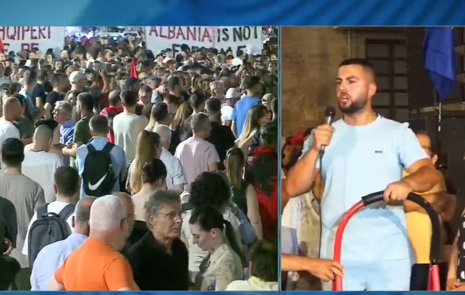  Protestoj për shpopullimin dhe kushtet e këqija në Spitalin e Korçës   I riu nga sheshi para Kryeministrisë  Dje    