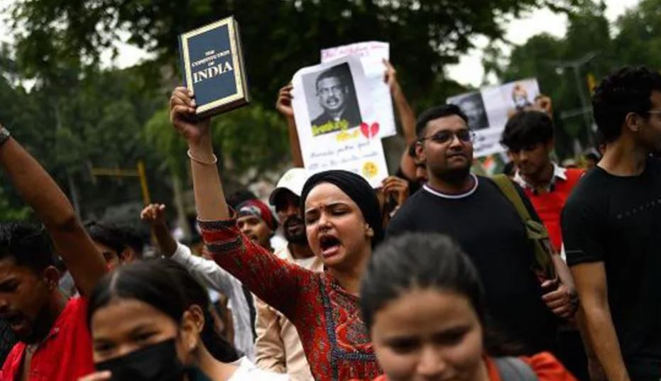 protesta-masive-e-buburrecave-ne-delhi-mijera-te-rinj-kerkojne-doreheqjen-e-ministrit-te-arsimit-te-indise-nda