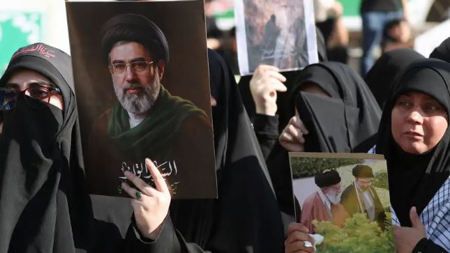 Irani vijon ceremoninë mortore për Ali Khamenein  Lideri suprem zotohet për hakmarrje ndaj SHBA së dhe Izraelit