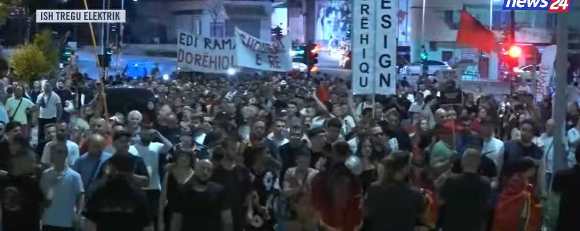 Asgjë s e ndal revoltën  Protesta antiqeveritare në ditën e 62 të  qytetarët  Shqipëria e rinisë 
