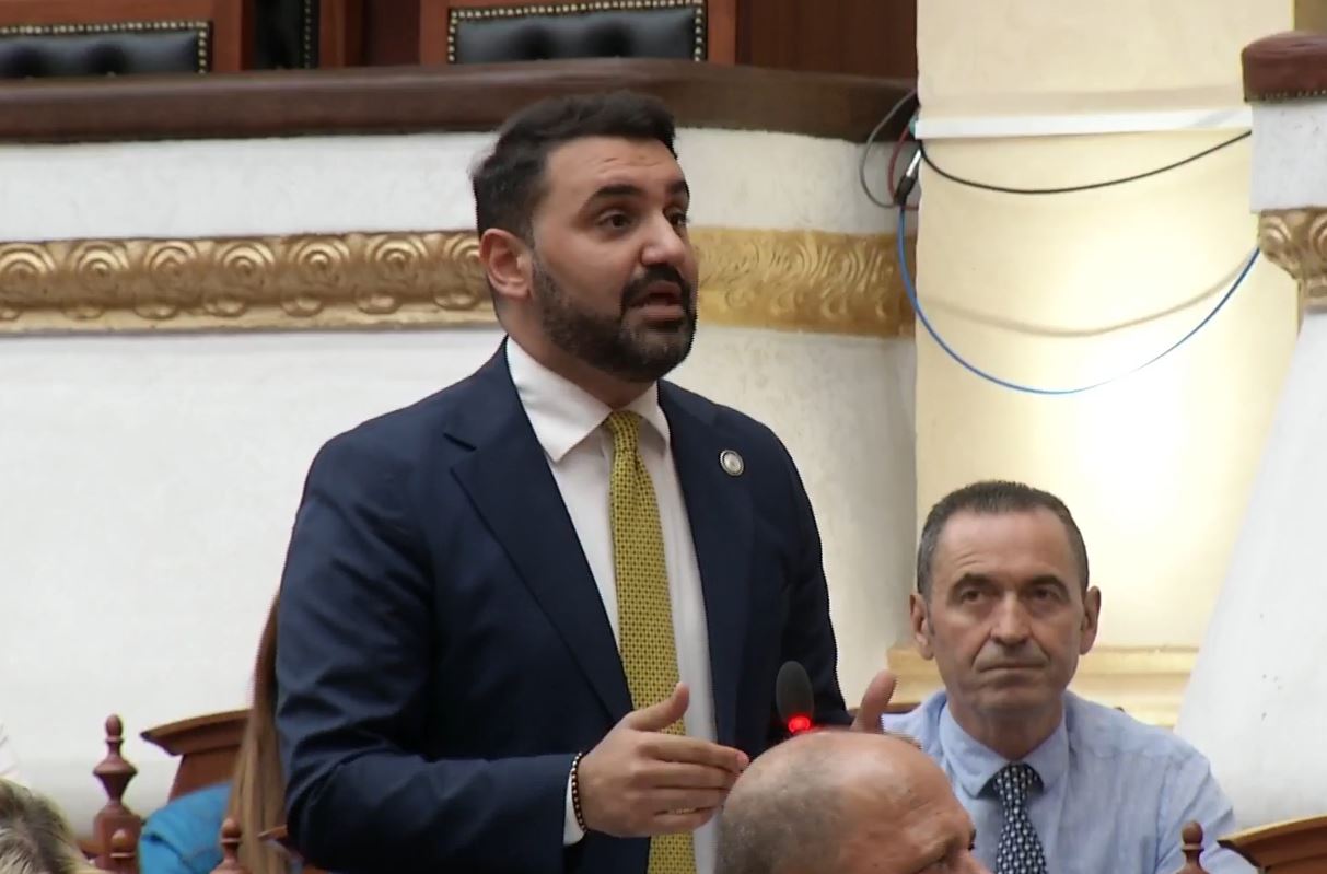 PS ndryshoi rendin e ditës  Këlliçi thirrje socialistëve  Thirrni ndërgjegjes  mos heshtni para halleve të shqiptarëve  Pranon   