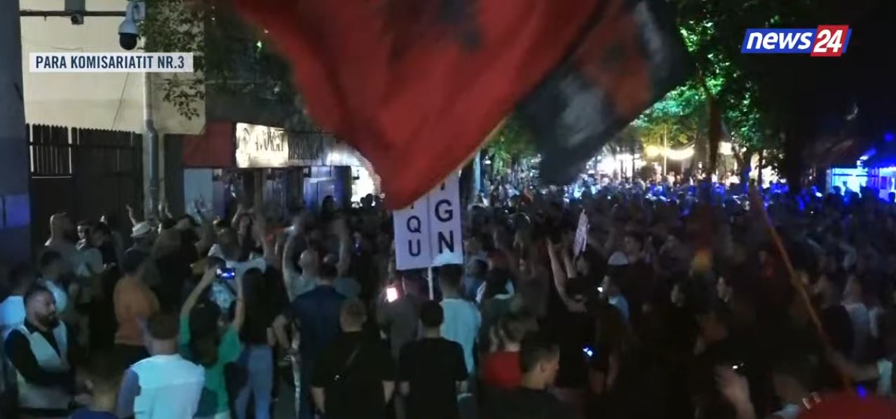 LIVE  56 ditë protestë madhështore  Dorëheqja e Ramës kërkesa e panegociueshme e shqiptarëve  Komisariati 3  pushtohet  nga qy   