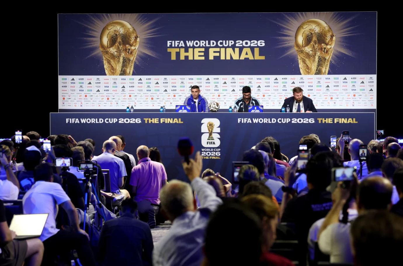Konferencë për shtyp e pazakontë në prag të finales  Djokoviç  Brady e Ferdinand moderojnë  De La Fuente akuzon  Event për të    