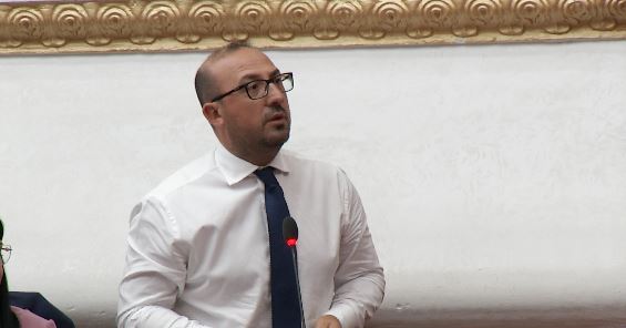  Alo o shoku kryetar   Ironizon Korreshi  Rregullorja e Kuvendit si letër higjienike  por ta kishit bërë më të hollë 