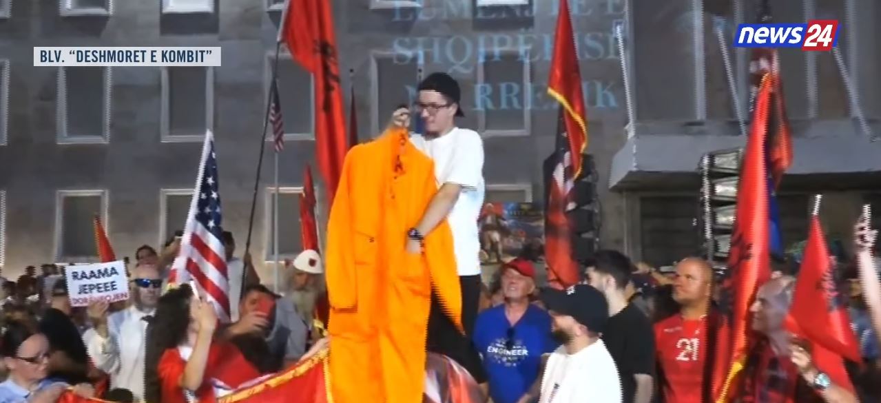  Mos dalsh kurrë nga burgu   I riu në protestën kundër Ramës  Ke dhuratë nga studentët  kostum burgu  sapun  miell Korçe për b   