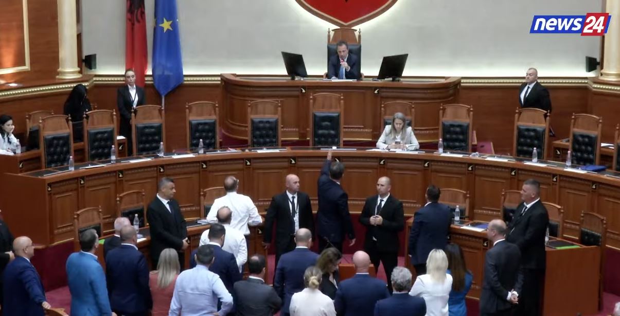 Opozita nuk lëshon foltoren dhe shkëmben replika me Peleshin  Ndërpritet sërish seanca plenare