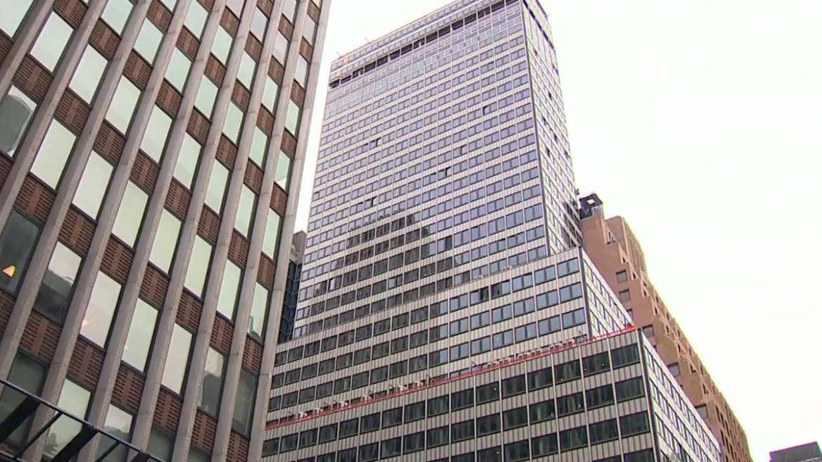 VIDEO  Alarm në New York  Rrezikon shembjen  evakuohet ndërtesa 38 katëshe në Manhattan