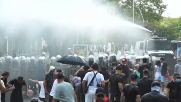 Makina E Ujit Protestuesit Parlamenti