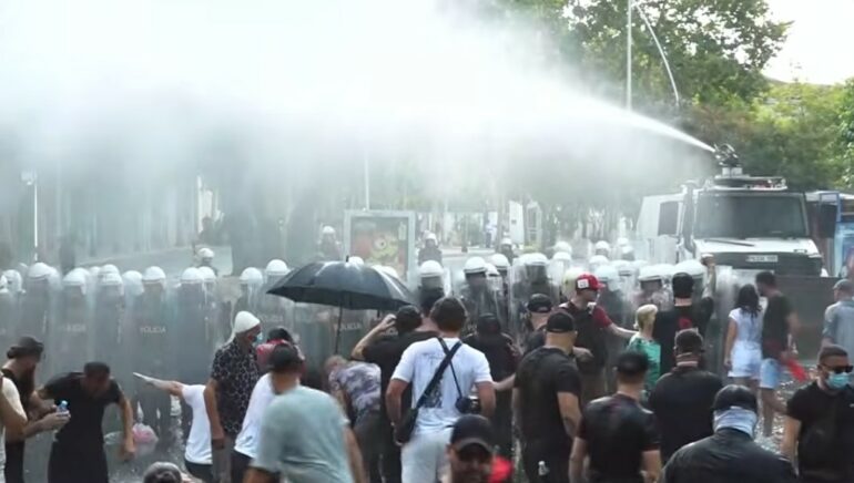 Makina E Ujit Protestuesit Parlamenti
