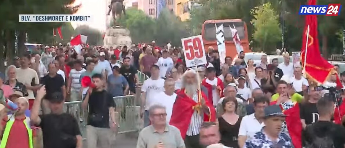 LIVE   Revolucion    Nis protesta para Kryeministrisë  protestuesit thirrje në kor  Ju erdhi fundi 