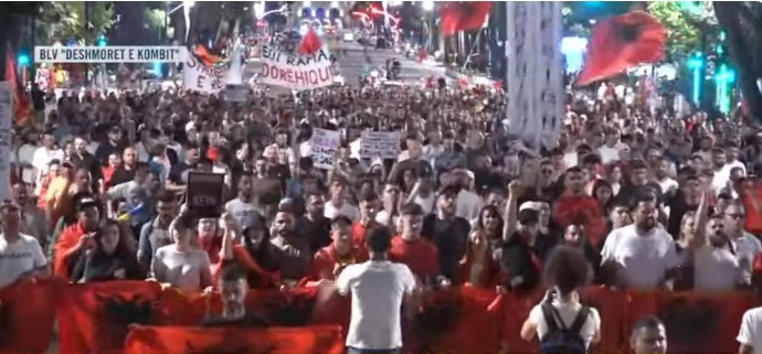  Ju erdhi fundi    Mbyllet pas katër orësh protesta para Kryeministrisë  qytetarët nisin marshimin në rrugët e Tir   