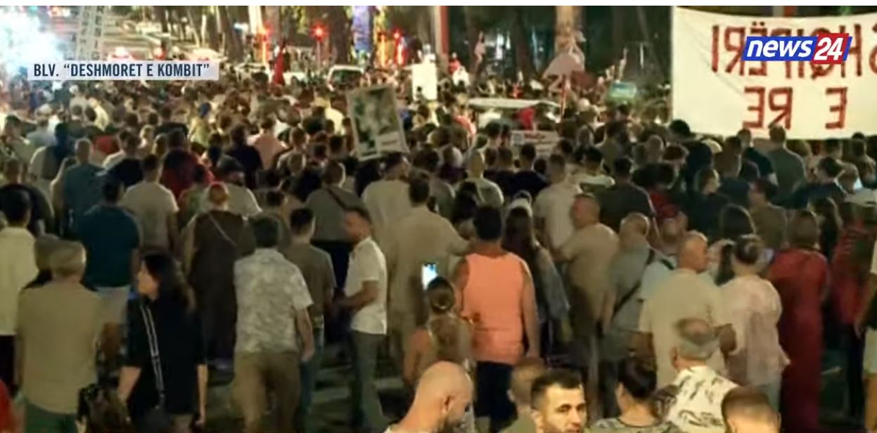 LIVE   SPAK  hetoni Ramën   Protesta e 56 kundër kryeministrit  sot marshojmë për çunat dhe gocat që mbahen në komisariatin 3    