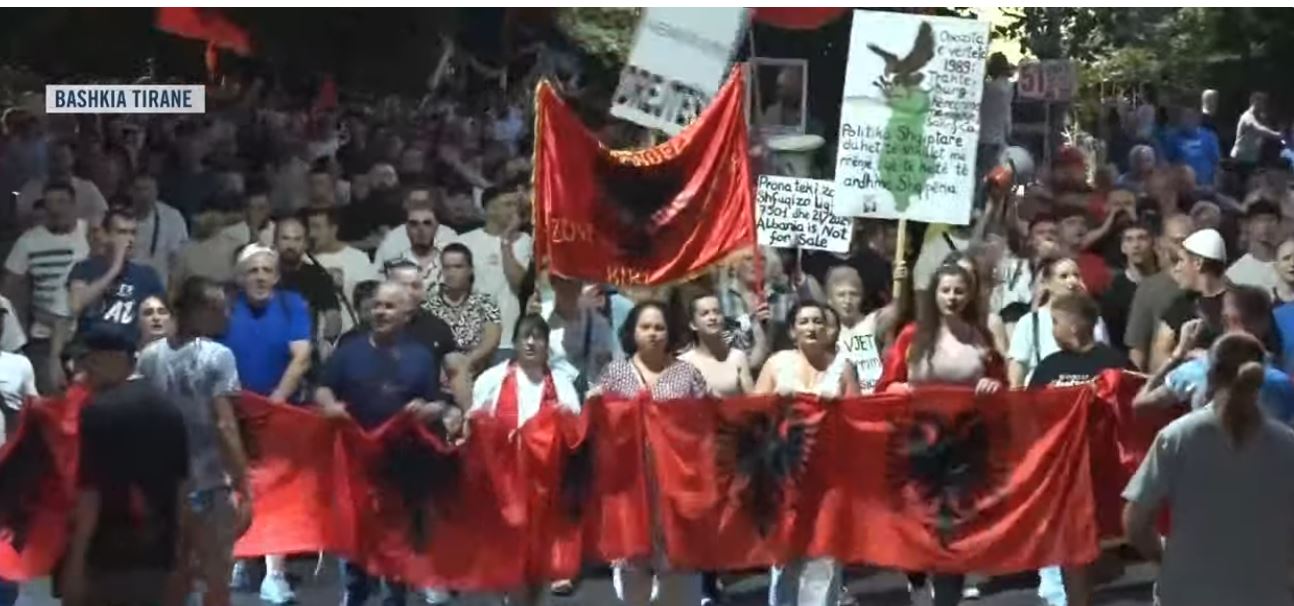 LIVE  Revolta kundër të gjithë klasës politike   Ju erdhi fundi   vijon marshimi në rrugët e Tiranës  jehon thirrja  Rama jepe   
