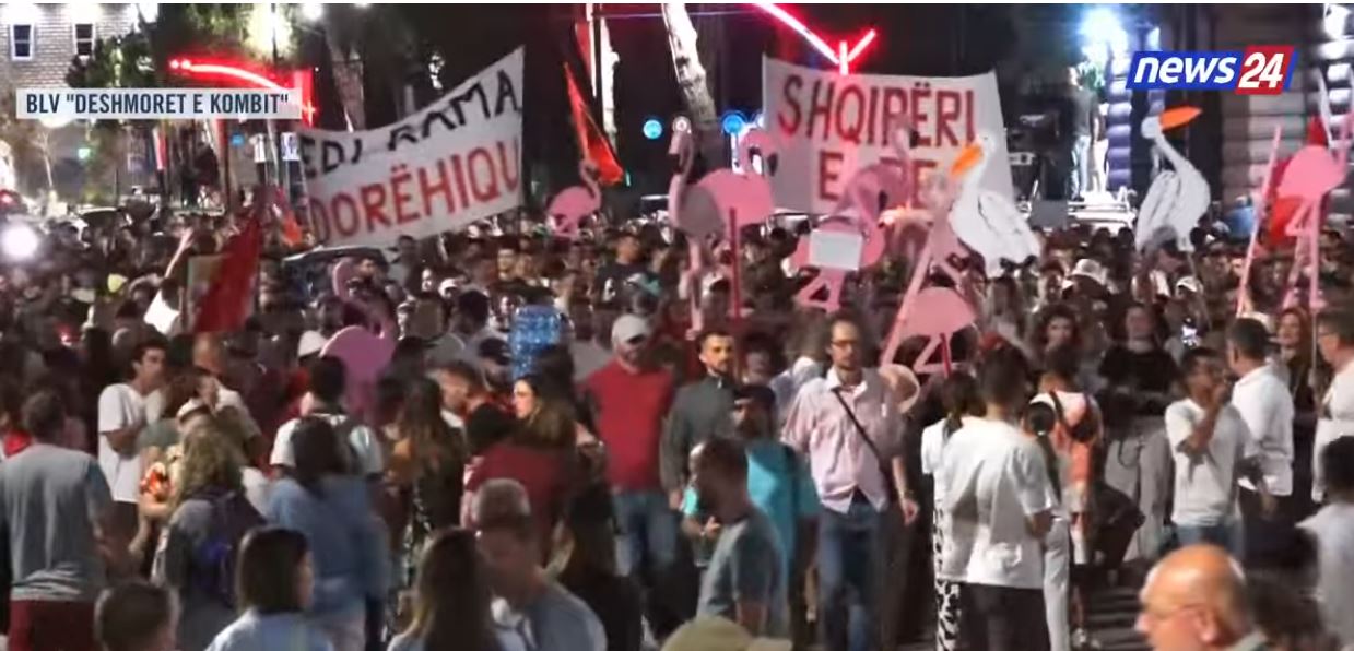 LIVE  Pas fjalimeve dhe mesazheve para Kryeministrisë  nis marshimi në rrugët e Tiranës  qytetarët kërkojnë dorëheqjen e Edi R   