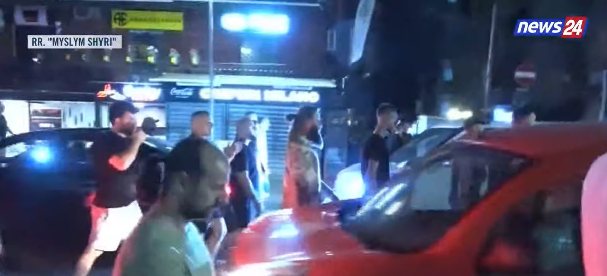 LIVE  Protestuesit marshojnë në rrugën  Myslym Shyri   vijojnë thirrjet  Ju erdhi fundi 
