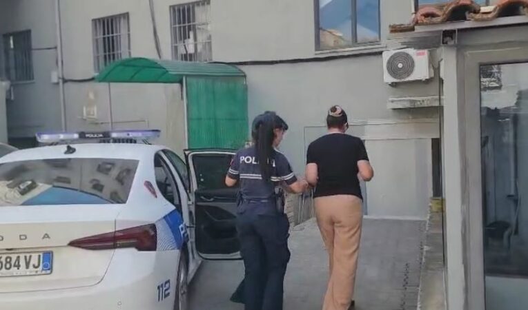 Vodhën dhjetëra miliona lekë të pensioneve – Nis në Gjykatën e Durrësit seanca për ish-drejtoreshën dhe dy zyrtaret e Postës, ja akuzat