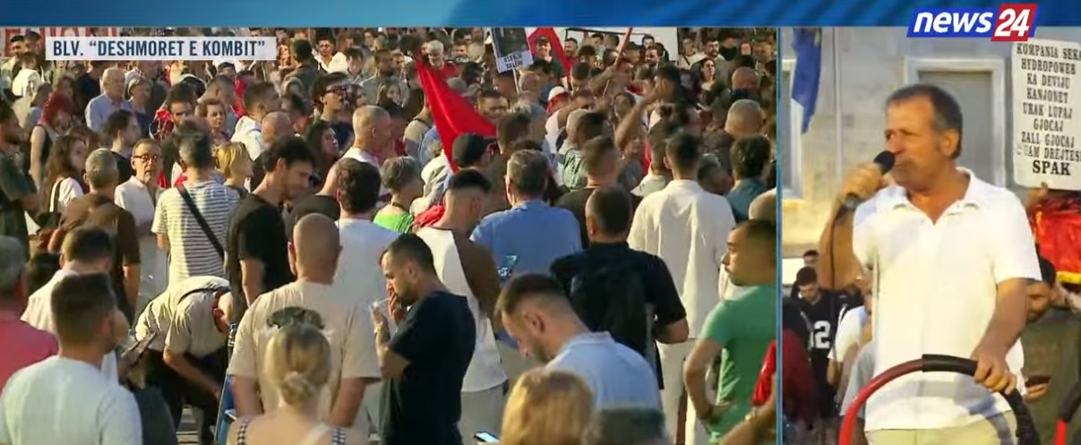 Pensionisti  shpërthen  nga protesta para Kryeministrisë  Rama bëri reformën e vjedhjes së pensioneve  Duam klasë të re politi   